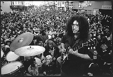 jerry-crowd-animated.gif